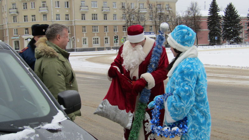 Полицейский Дед Мороз полицейские поздравили автомобилистов с Новым годом