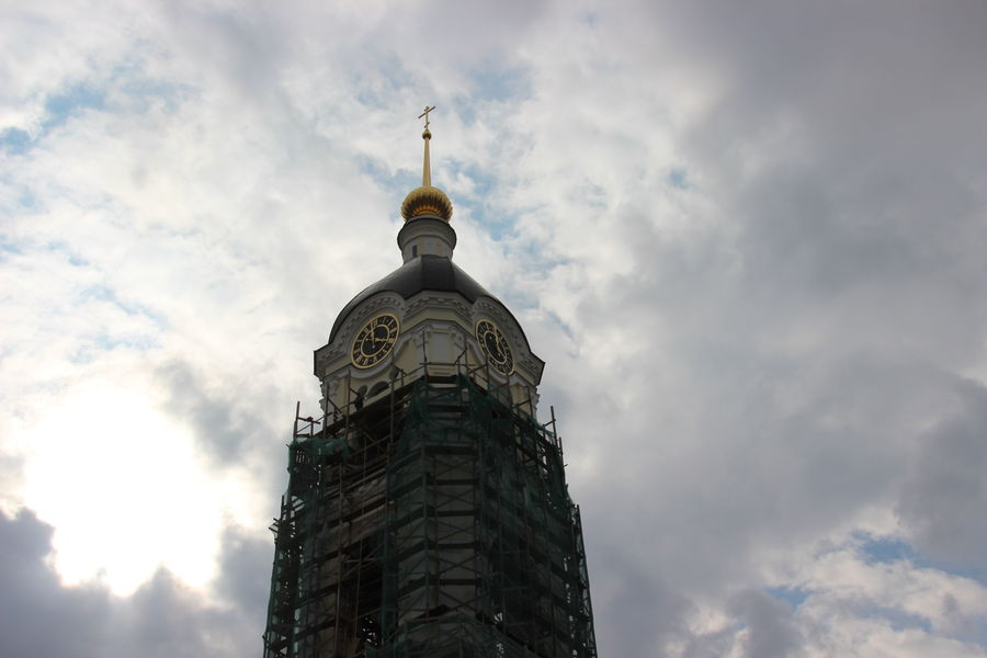 Разбирают верхний ярус Реставраторы запустили часы и готовятся к проверке звука